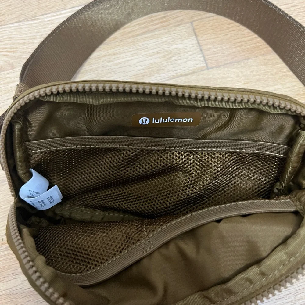 Adorable LuluLemon belt bag! Hard to find! - Picture 3 of 4